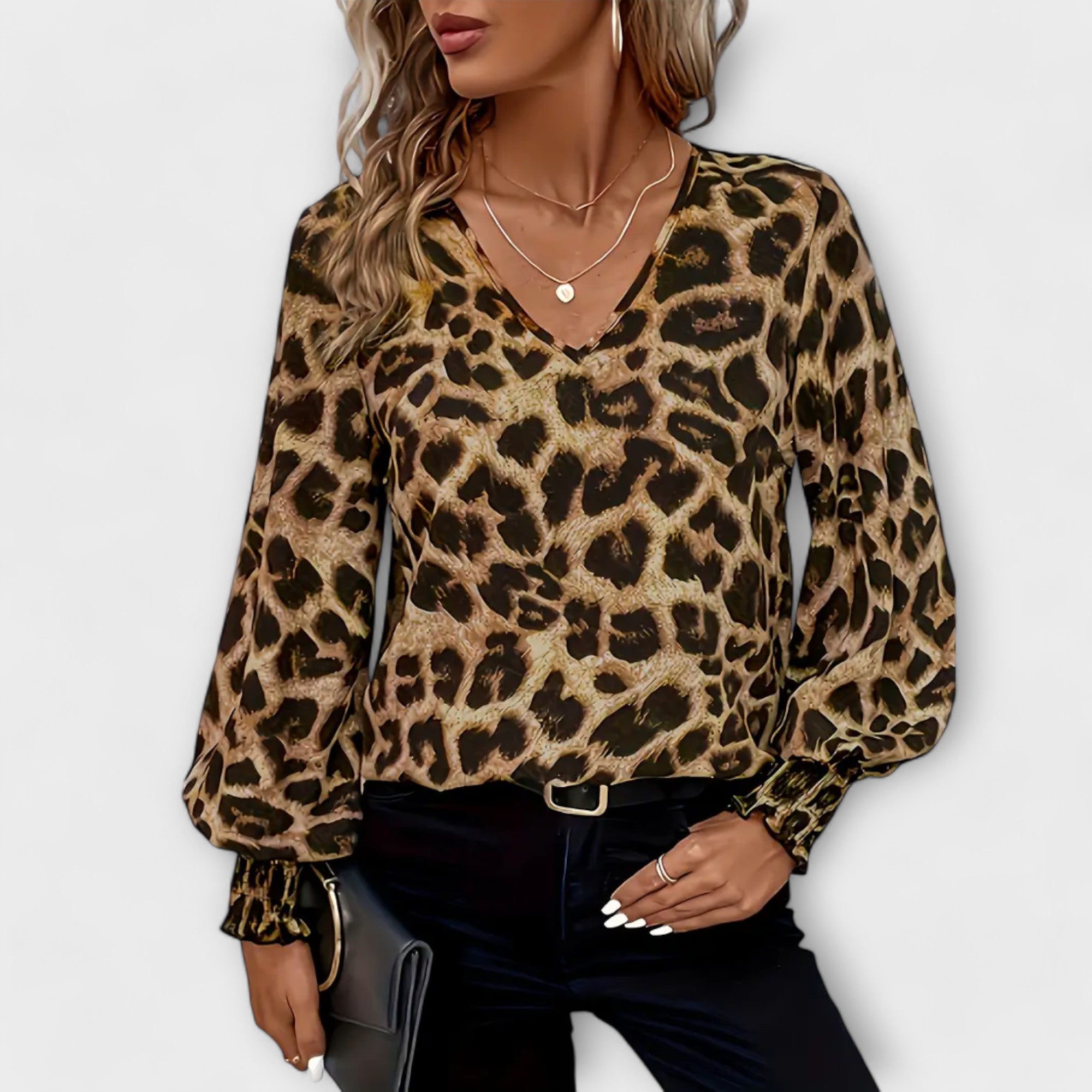 Narella | Blouse Léopard Chic à Volants et Décolleté en V
